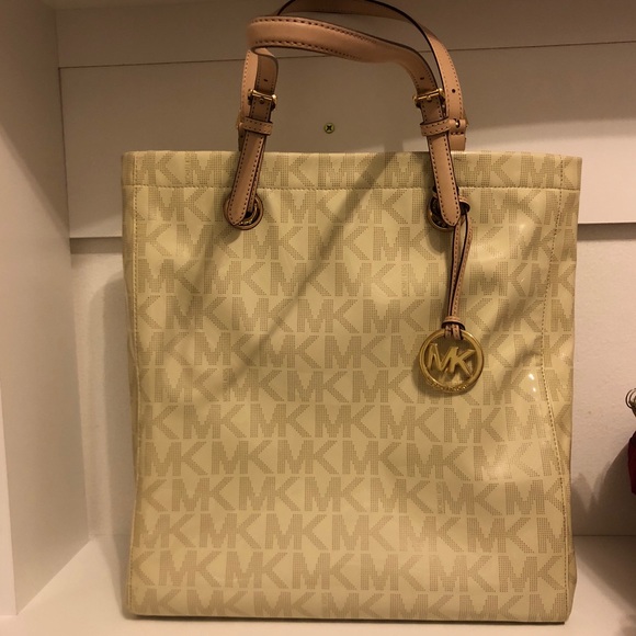 Michael Kors Handbags - NWOT Michael Kors Tote